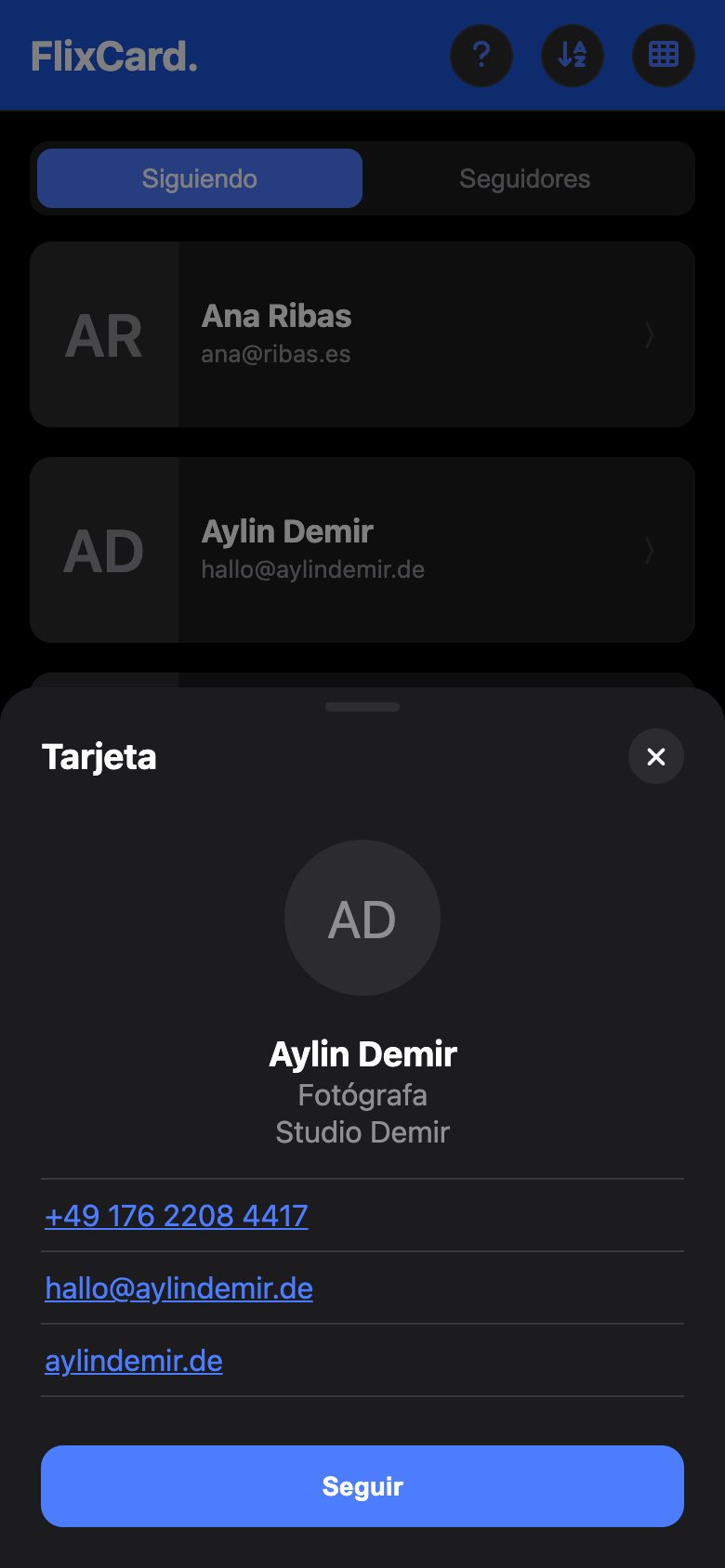 Una tarjeta en la app tras tocar la pegatina, con botón Seguir