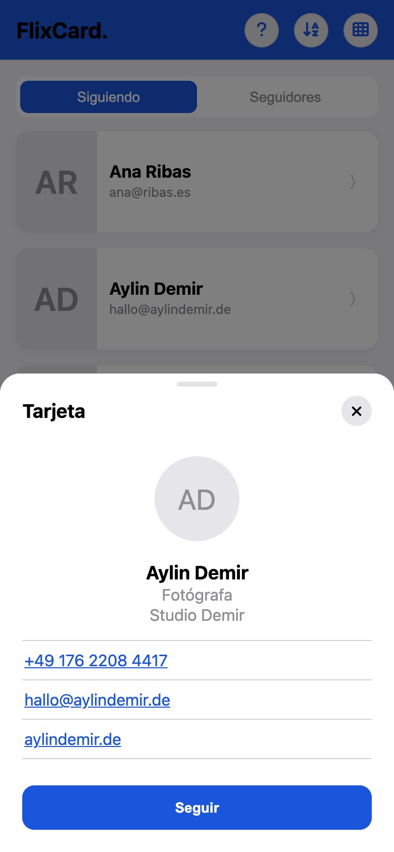 Una tarjeta en la app tras tocar la pegatina, con botón Seguir