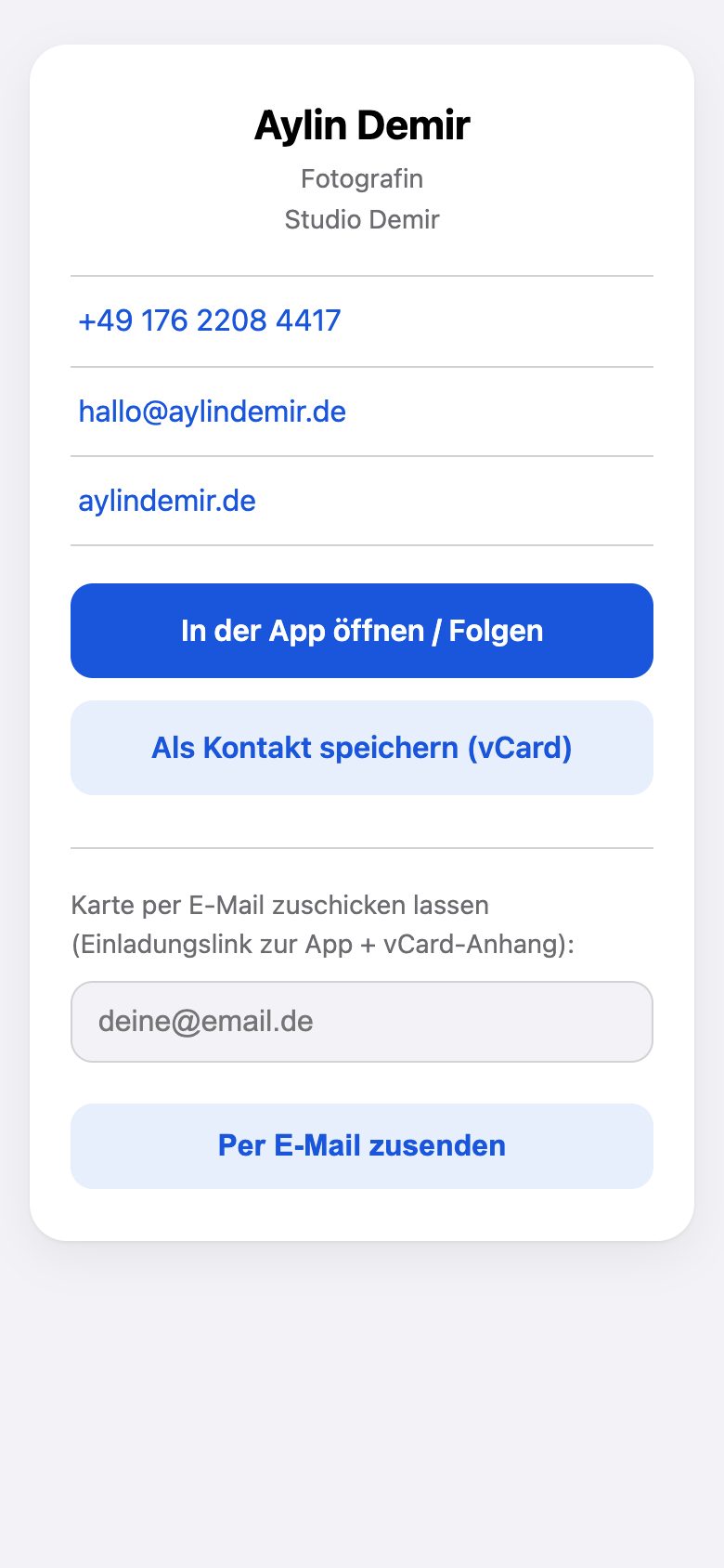 Die Karte von Aylin Demir im Browser, mit Knopf zum Speichern als Kontakt